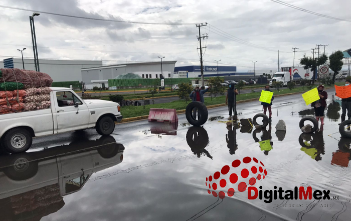 Vecinos de San Miguel Totoltepec cierran Boulevard Aeropuerto 2