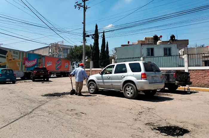 Vecinos_de_Toluca_reparan_baches_para_ganarse_un_extra_2.jpg