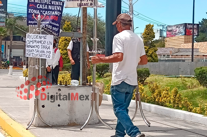 Vende percheros para pagar tratamiento contra pie diabético 2