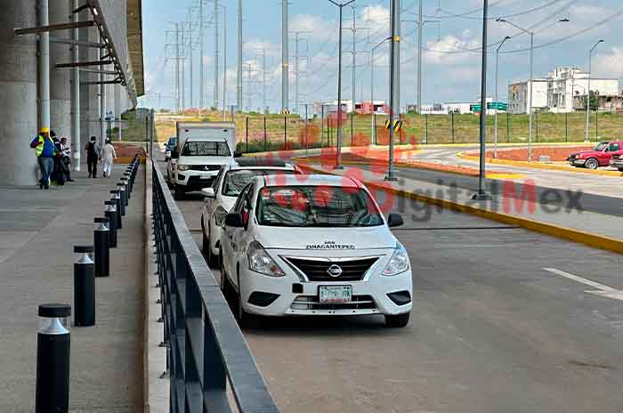 Video_Taxis_y_autobuses_invaden_terminal_del_Tren_El_Insurgente_2.jpg