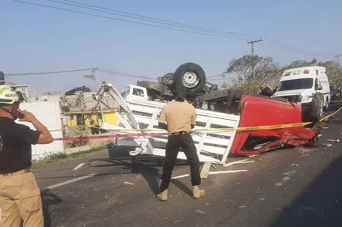 Volcadura-deja-cuatro-muertos-en-el-Circuito-Exterior-Mexiquense-2.jpg