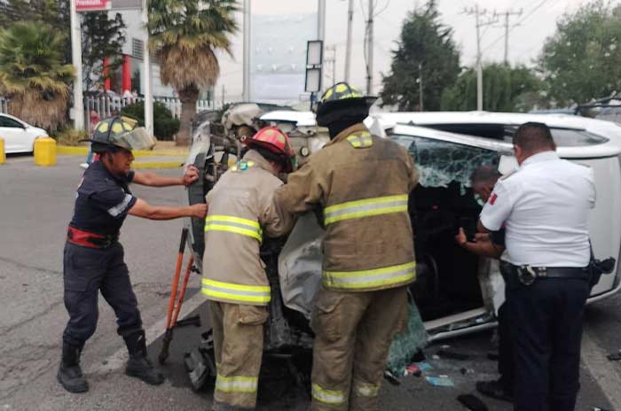 Volcadura_de_camioneta_deja_un_herido_en_Metepec_2.jpg