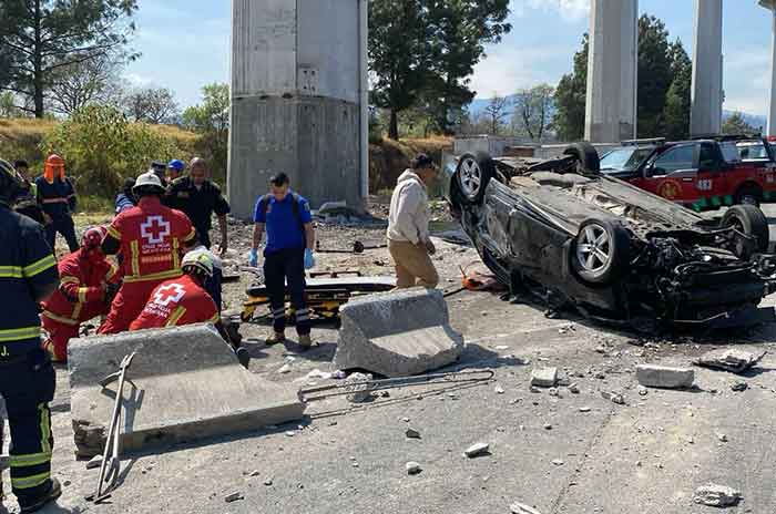 Vuelca-auto-en-la-México-Toluca-hay-heridos2.jpg