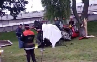 Pierde la vida conductor al impactar su auto en Paseo Tollocan