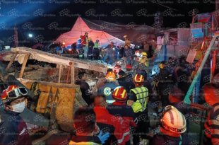 Equipos de emergencia trabajan en la zona de la explosión de pirotecnia registrada durante la Feria de Santa María Canchesda, en Temascalcingo.