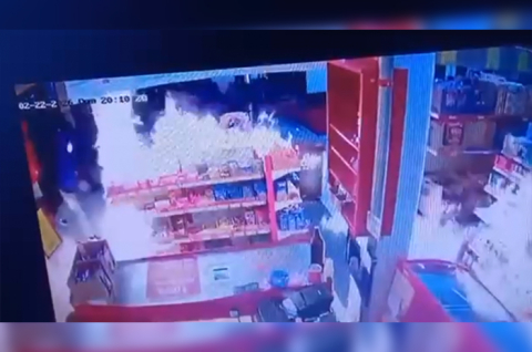 Sujetos desconocidos intentaron incendiar una sucursal de Tiendas 3B y una tienda de Oxxo, hechos que dejaron un menor de dos años y un hombre de 49 años lesionados.