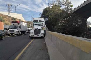 En el parabrisas del tráiler quedaron marcadas al menos cinco huellas de impactos de bala.