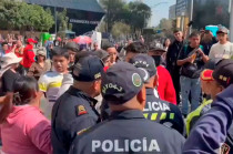 Durante el resguardo policial, un grupo armado con palos confrontó a elementos de seguridad en Reforma y Bucareli. Cuatro fueron remitidas al juez cívico tras el altercado.