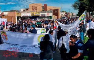 Marchan trabajadores del sector salud para exigir pago de prestaciones