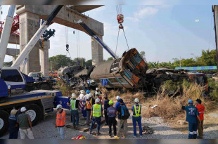 El tren que viajaba de Bangkok a Ubon Ratchathani sufrió el descarrilamiento tras el desplome de una grúa utilizada en la construcción de un puente para el proyecto de alta velocidad.