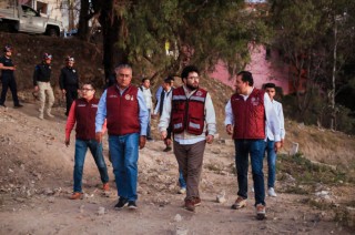 Isaac Montoya supervisa los trabajos de desalojo de agua en la Presa Los Cuartos.