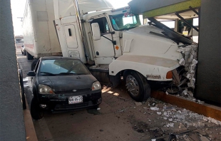 #Video: Sin frenos, tráiler impacta caseta y vehículos en la México Pachuca