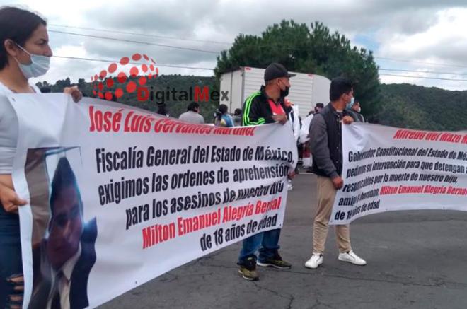 Familiares se plantaron frente a los juzgados penales del municipio de Tenango del Valle para exigir justicia.