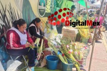 Artesanos colocan sus puestos frente a la parroquia de San Pedro Apóstol, ofreciendo palmas tejidas y artículos religiosos