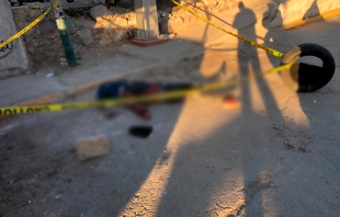 A pedradas pasajeros linchan a presunto ladrón en en Ecatepec