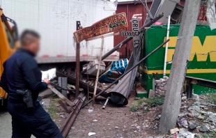 #Impactante: Tren arrastra caja de tráiler que golpea autobús escolar, en Ecatepec
