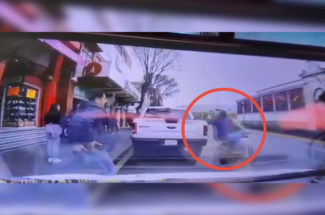 El asalto ocurrió sobre la avenida Lerdo de Tejada, frente al emblemático Cosmovitral, y fue captado por la cámara de un vehículo.