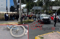 Su cuerpo quedó tendido sobre el asfalto junto a la bicicleta, mientras el conductor presuntamente responsable fue detenido por las autoridades.
