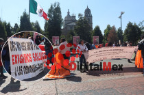 Maestros de la Unión de Comités Izquierda Democrática de Chimalhuacán se manifiestan frente a Palacio de Gobierno.