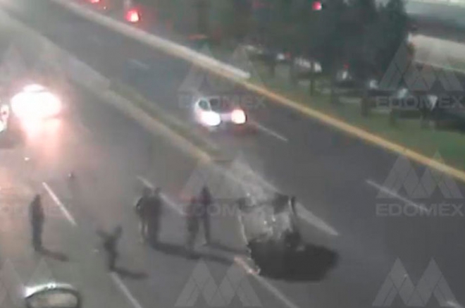 #Video #Toluca: Cae auto de Puente vehicular en Tollocan