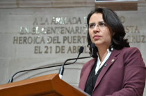 La diputada Paola Jiménez Hernández al presentar la iniciativa