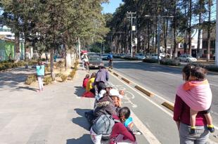 Los familiares de los internados explicaron que con la ciclovía perdieron espacio para bajar o subir de los automóviles a los pacientes.