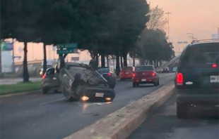 #Toluca: vuelca auto en bulevar Aeropuerto