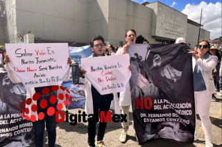 Manifestantes se concentran en los juzgados del Penal de Santiaguito para exigir un juicio imparcial y respaldar al cirujano detenid