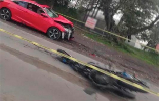 Motociclista muere arrollado por un auto deportivo en Texcoco