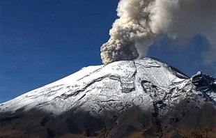 #Popocatépetl anda activo con una gran fumarola de gas y ceniza