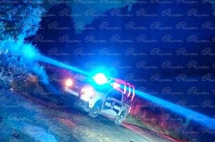 Elementos de seguridad acudieron a la zona boscosa de Ocoyoacac tras el reporte del hallazgo del hombre sin vida.