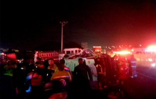 Combi con pasajeros choca durante asalto; hay cinco muertos y 13 lesionados