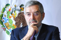 El secretario de Relaciones Exteriores (SRE), Juan Ramón de la Fuente, solicitó una licencia temporal para someterse a una operación de columna.