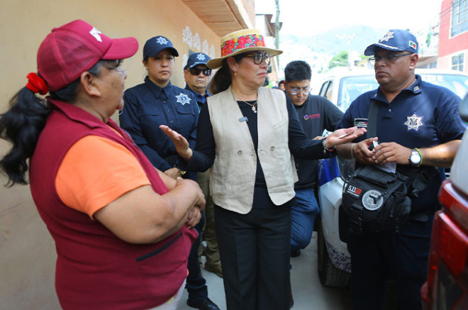 Azucena Cisneros, alcaldesa de Ecatepec con vecina y elementos de seguridad pública municipal.