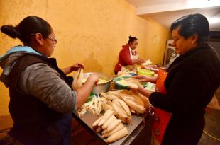 La razón de la elaboración de tamales se debe a que el dos de febrero se conmemora el nacimiento del Sol en el calendario azteca