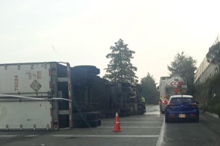 El accidente ocurrió a la altura del puente de San Bernabé, en Almoloya de Juárez, donde la pesada unidad quedó volcada sobre la cinta asfáltica.