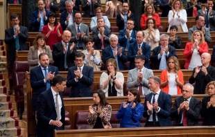 Tumban a Rajoy en España; Pedro Sánchez, nuevo presidente