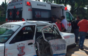 Choca camión contra taxi y dejan cinco lesionados en Metepec