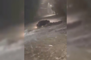 La tormenta desbordó la barranca y arrastró el vehículo