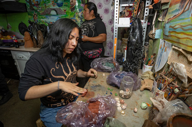 Video: Universitaria de la UAEMéx llevará artesanías de Metepec a H&M en CDMX