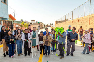 La Presidenta Municipal, Erika Olea De la Torre, inauguró la pavimentación de la calle Escuadrón 201.