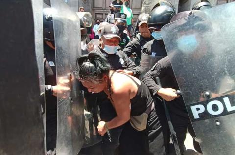 #Video: Edoméx: Policía estatal agrede a 5 periodistas y reprime manifestación