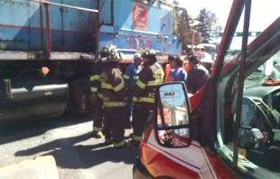 Alerta: tren se lleva auto en Tres Caminos en #Toluca