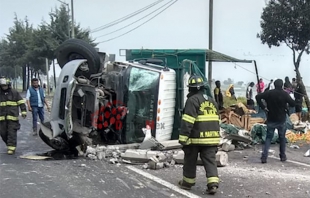 Vuelca camión cargado de verdura en la Toluca-Palmillas