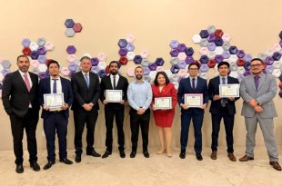 Representantes del TEEM reciben el Premio Internacional OX 2026 por la calidad y accesibilidad de su portal institucional.