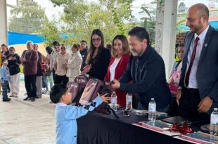 Omar Sánchez encabezó el arranque del ciclo escolar en Calimaya, donde estudiantes recibieron útiles, libros y mochilas.
