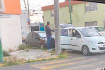 Se trata de dos sujetos que viajan en un vehículo Hyundai color blanco