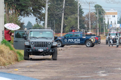 Policía Municipal, Estatal y Guardia Nacional resguardan la zona mientras la Fiscalía del Estado de México da seguimiento al caso.
