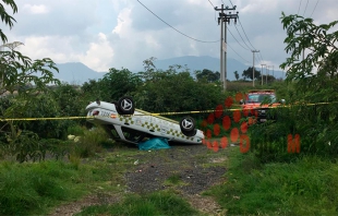 Fallece taxista al volcar en la Toluca-Tenango
