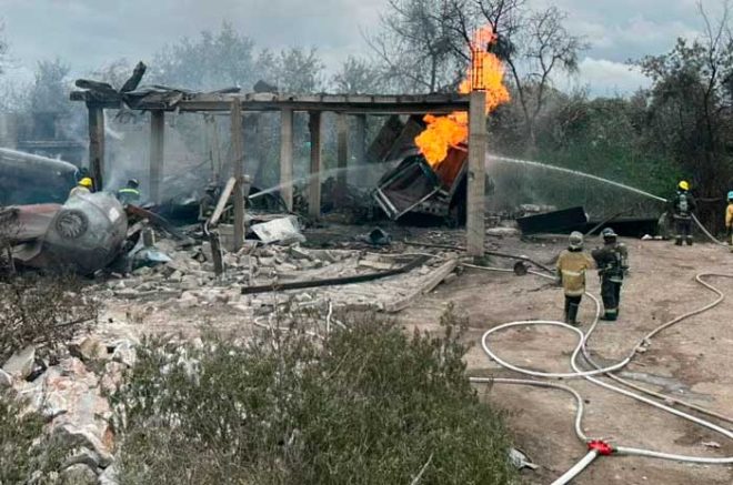 Cuerpos de auxilio realizan labores de enfriamiento y aseguran la zona del siniestro